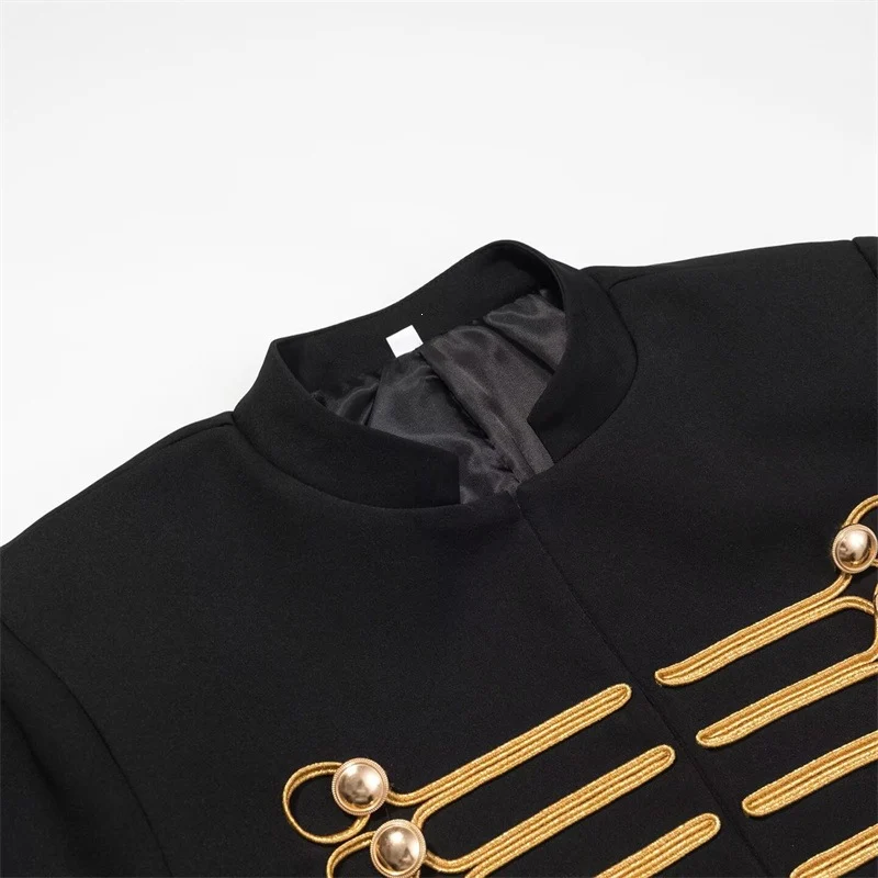 Damen Militärinspirierte Kurzjacke mit Stehkragen und goldenen Zierlitzen Nord Taschen