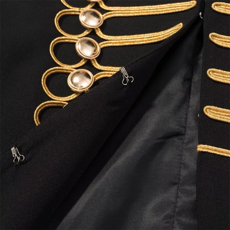 Damen Militärinspirierte Kurzjacke mit Stehkragen und goldenen Zierlitzen Nord Taschen