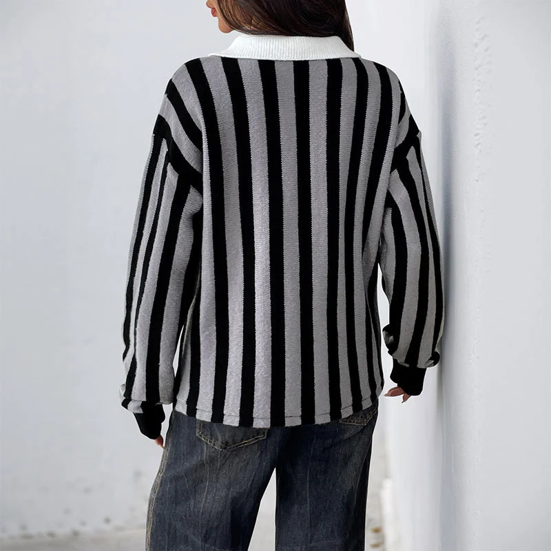 Damen Lässiger gestreifter Strick-Polokragenpullover mit kontrastierter Knopfleiste Nord Taschen
