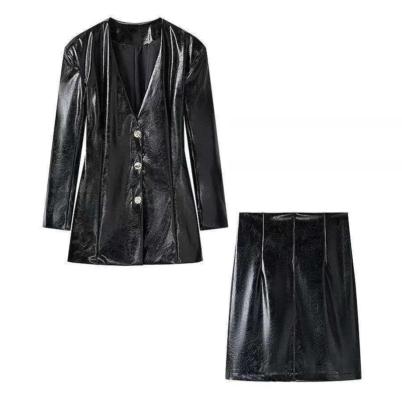 Damen Langer Lackleder-Blazer mit taillierter Silhouette, tiefem V‑Ausschnitt und Zierknöpfen Nord Taschen