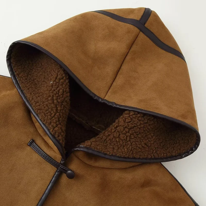 Damen Kurze Kapuzen-Lammfellimitat-Dufflejacke mit Knebelverschlüssen Nord Taschen