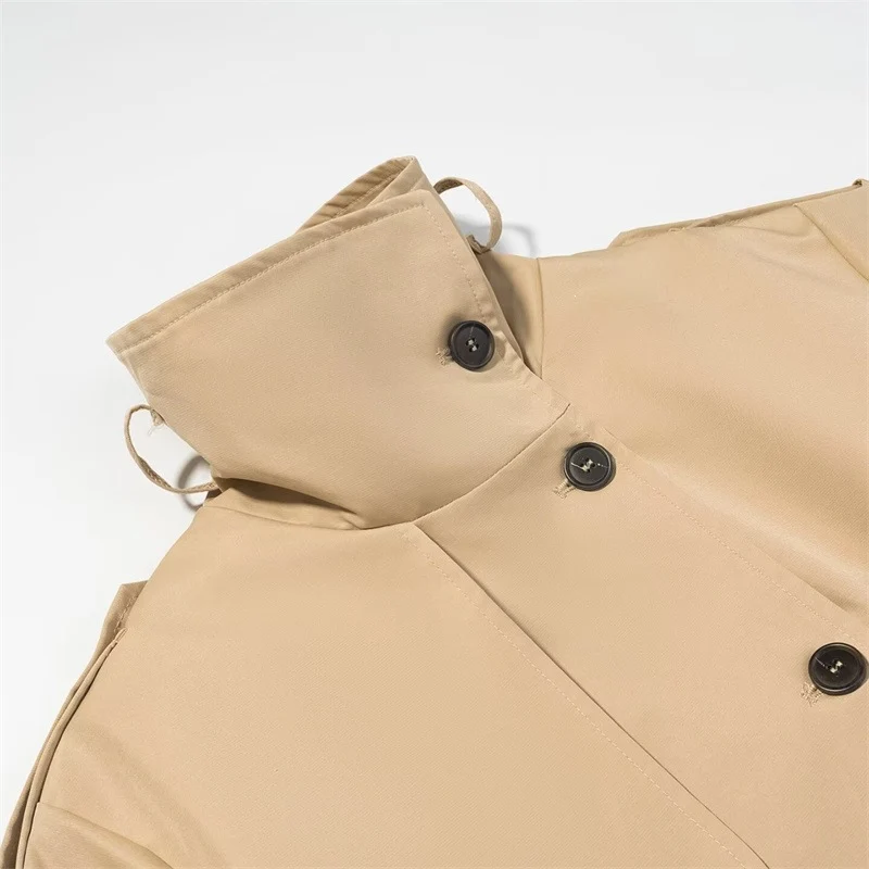 Damen Kurztrenchjacke mit Stehkragen, Taillengürtel und Kontrastmanschetten Nord Taschen