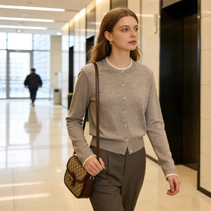 Damen Feiner Strick-Cardigan mit Rundhalsausschnitt, Knopfleiste und Spitzenbesatz Nord Taschen