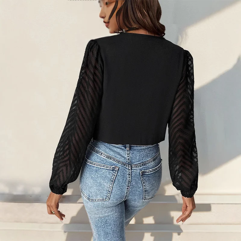 Damen Elegante Wickelbluse mit plissiertem V-Ausschnitt und transparenten Chevron-Ärmeln Nord Taschen