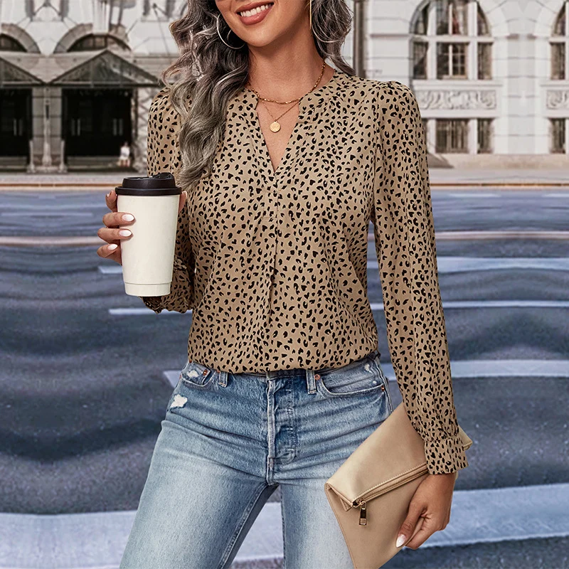 Damen Elegante Viskose-Bluse mit V‑Ausschnitt, Stehkragen und feinem Animal‑Print Nord Taschen