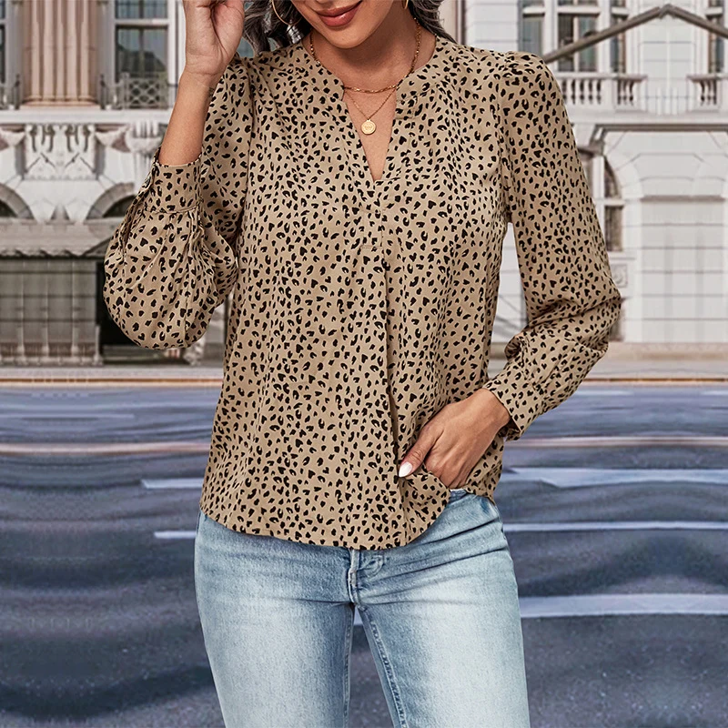 Damen Elegante Viskose-Bluse mit V‑Ausschnitt, Stehkragen und feinem Animal‑Print Nord Taschen