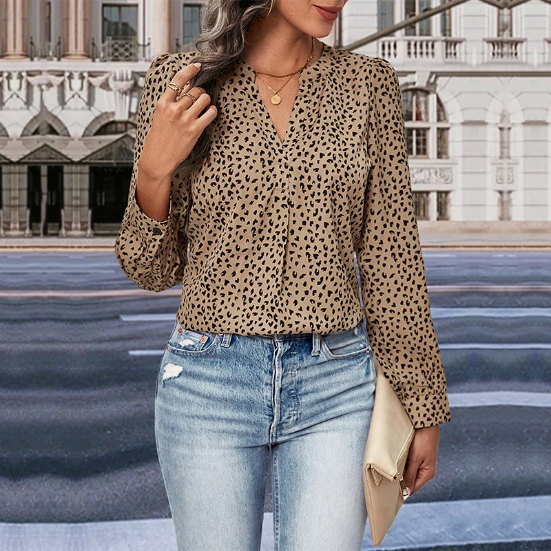 Damen Elegante Viskose-Bluse mit V‑Ausschnitt, Stehkragen und feinem Animal‑Print Nord Taschen