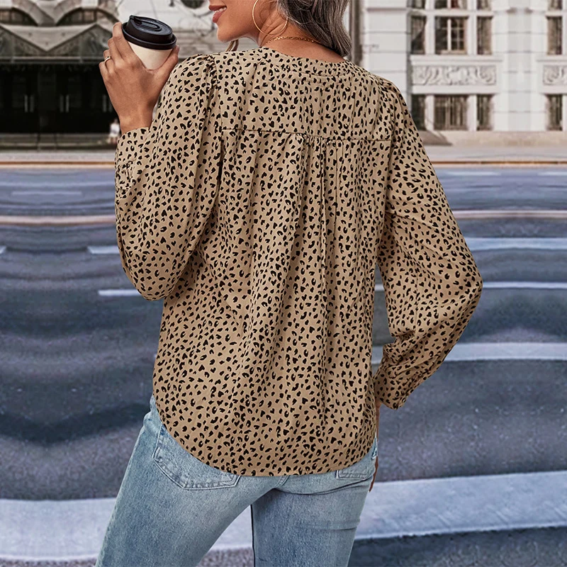 Damen Elegante Viskose-Bluse mit V‑Ausschnitt, Stehkragen und feinem Animal‑Print Nord Taschen