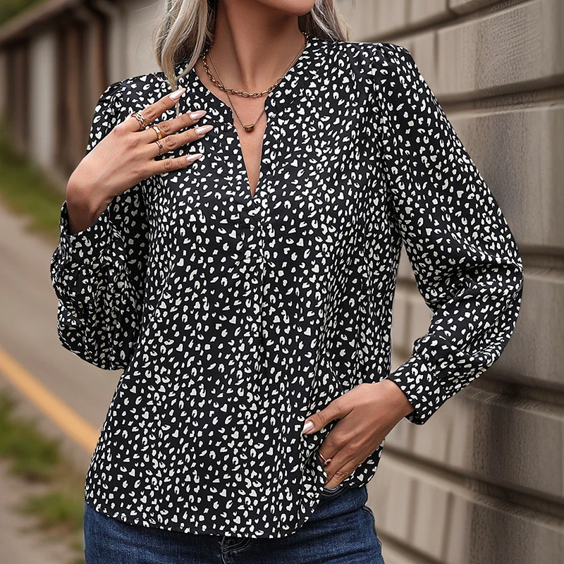Damen Elegante Viskose-Bluse mit V‑Ausschnitt, Stehkragen und feinem Animal‑Print Nord Taschen