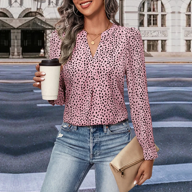 Damen Elegante Viskose-Bluse mit V‑Ausschnitt, Stehkragen und feinem Animal‑Print Nord Taschen