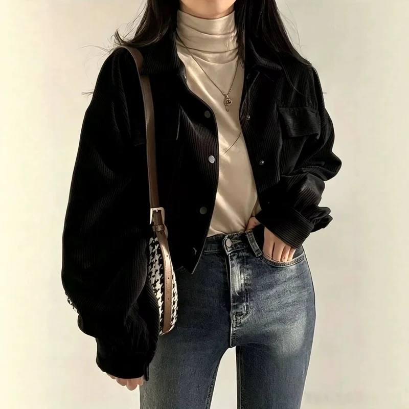 Damen Kurz geschnittene Overshirt-Jacke aus Feinkord mit Druckknöpfen, Brustklappen und voluminösen Ärmeln Nord Taschen