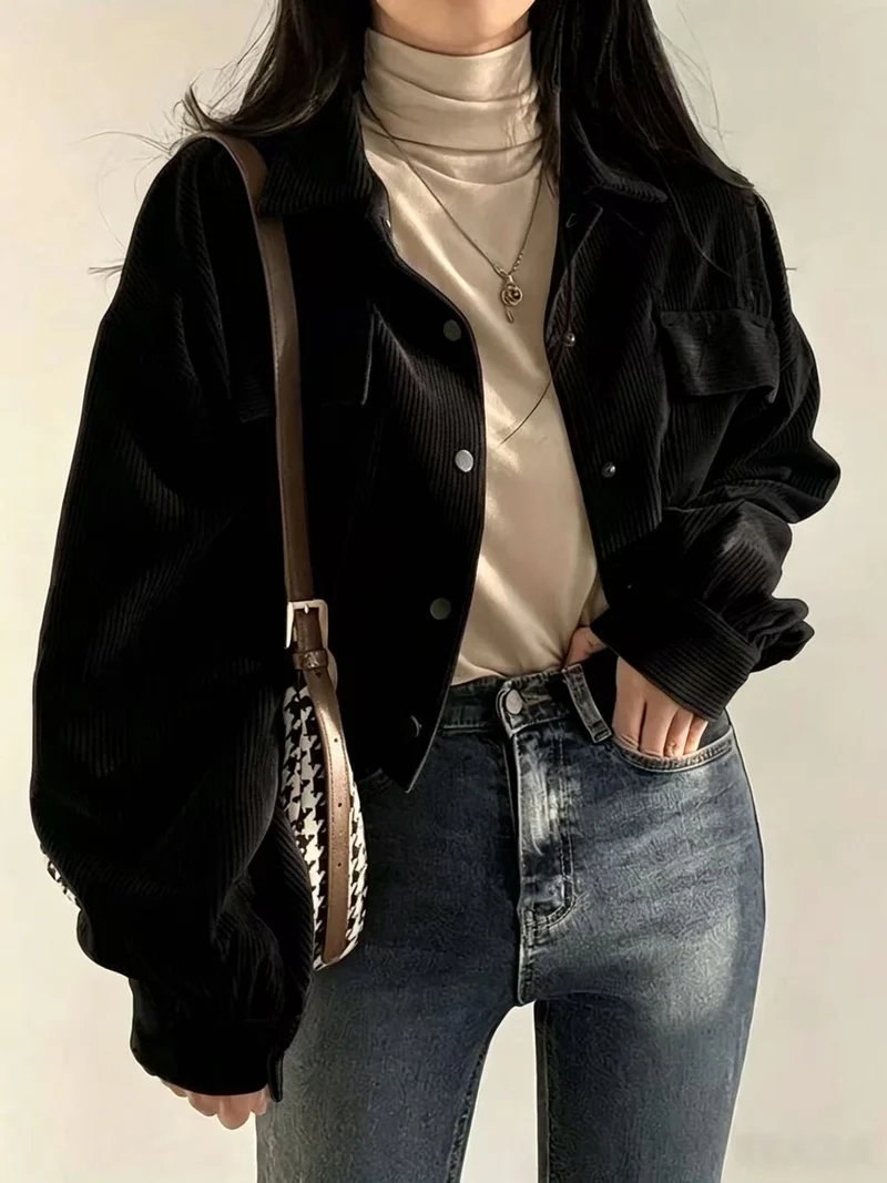 Damen Kurz geschnittene Overshirt-Jacke aus Feinkord mit Druckknöpfen, Brustklappen und voluminösen Ärmeln Nord Taschen