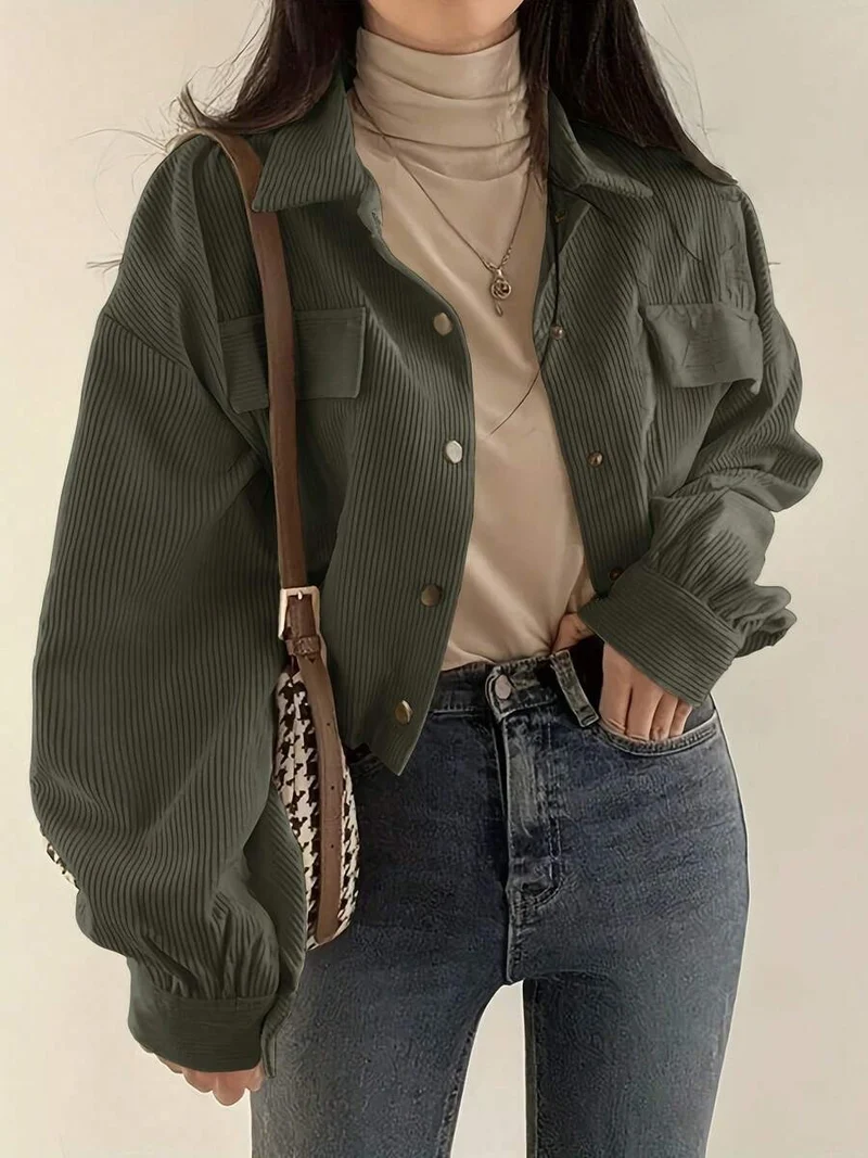 Damen Kurz geschnittene Overshirt-Jacke aus Feinkord mit Druckknöpfen, Brustklappen und voluminösen Ärmeln Nord Taschen
