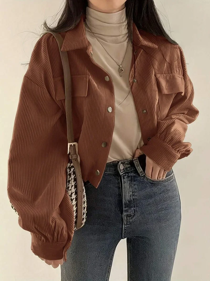 Damen Kurz geschnittene Overshirt-Jacke aus Feinkord mit Druckknöpfen, Brustklappen und voluminösen Ärmeln Nord Taschen