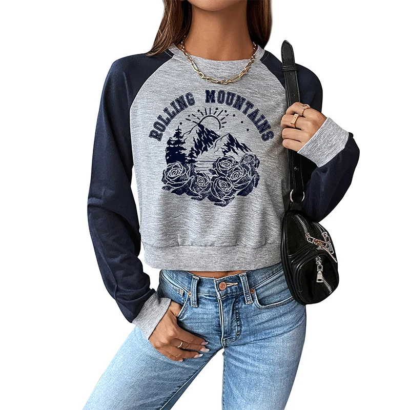 Damen Cropped Raglan-Sweatshirt mit Bergmotiv, gerafftem Saum und Kontrastärmeln Nord Taschen