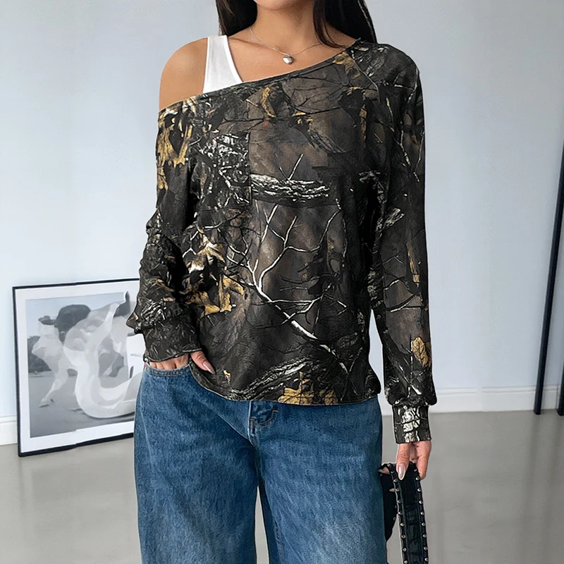 Damen Cropped-Longsleeve im Off-Shoulder-Stil mit Allover-Waldprint Nord Taschen