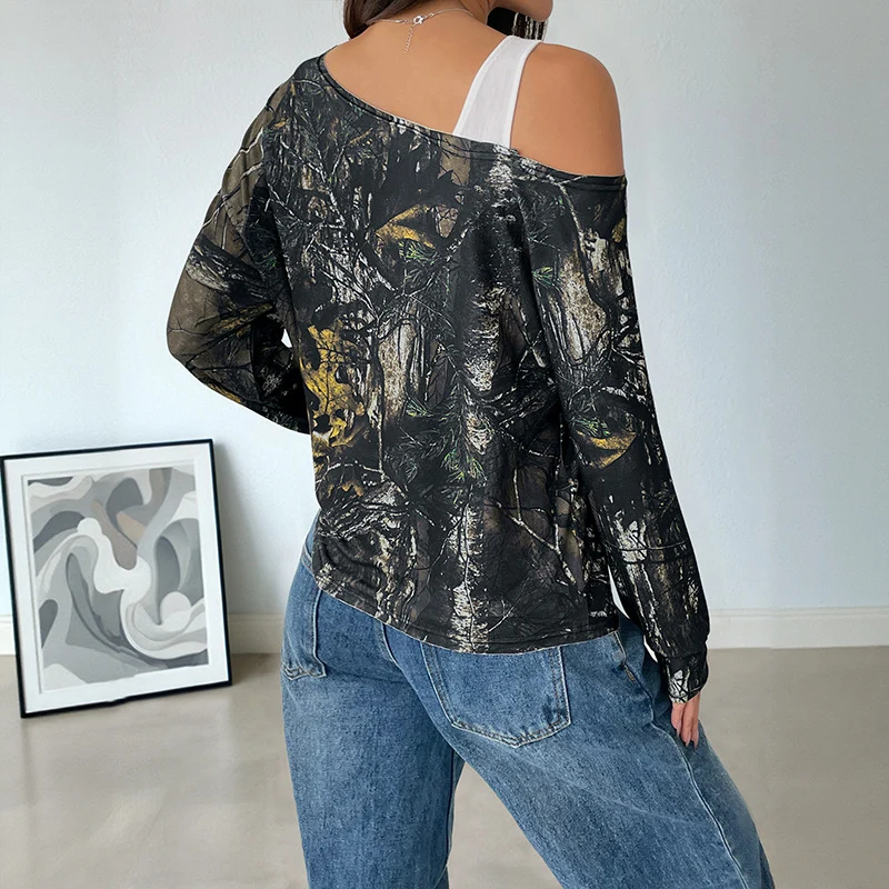 Damen Cropped-Longsleeve im Off-Shoulder-Stil mit Allover-Waldprint Nord Taschen