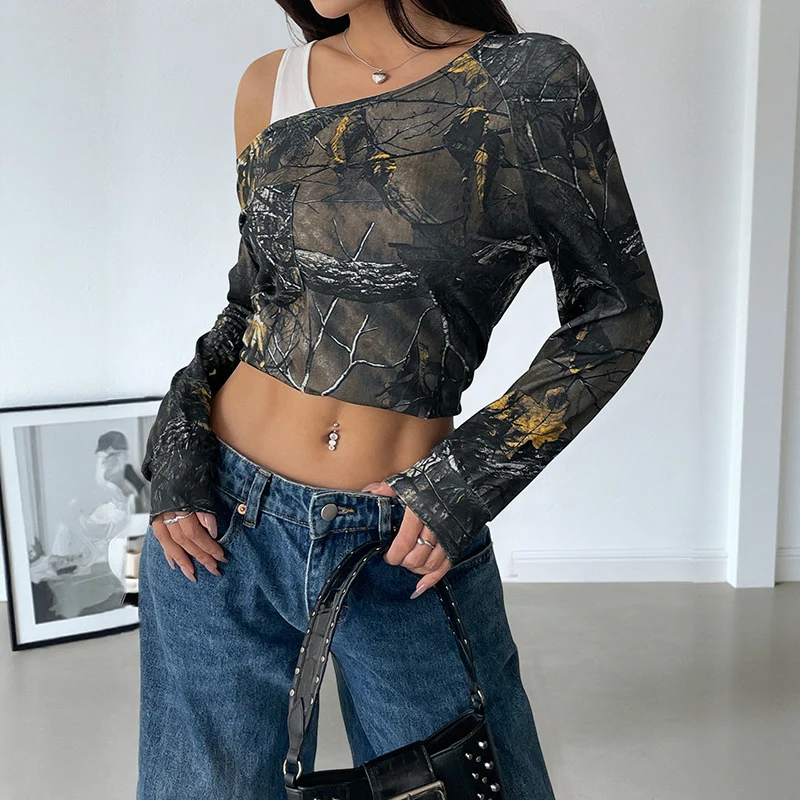 Damen Cropped-Longsleeve im Off-Shoulder-Stil mit Allover-Waldprint Nord Taschen