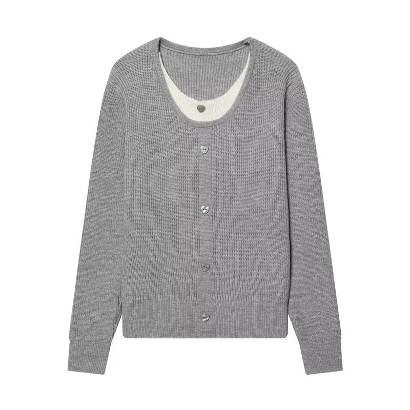 Damen zweilagiger Feinstrick-Cardigan mit integriertem Untertop und Herzknöpfen Nord Taschen