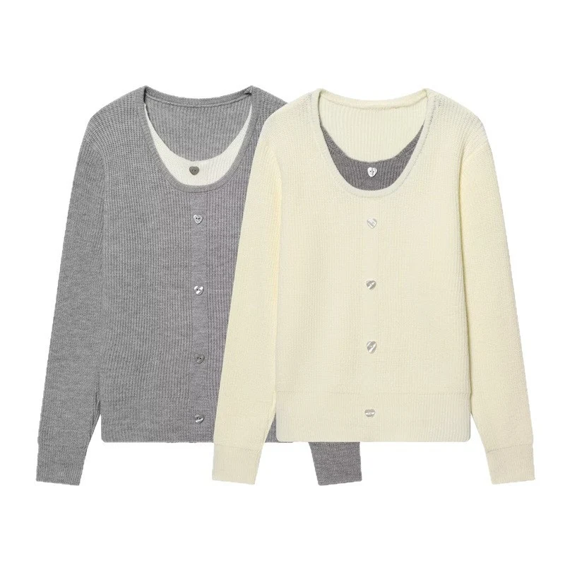 Damen zweilagiger Feinstrick-Cardigan mit integriertem Untertop und Herzknöpfen Nord Taschen