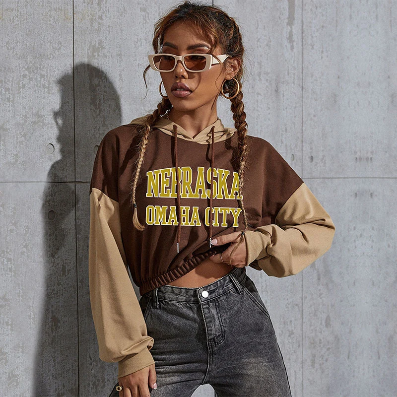 Damen Cropped Hoodie mit Kontrastärmeln, elastischem Saum und schmelzendem Smiley-Print Nord Taschen