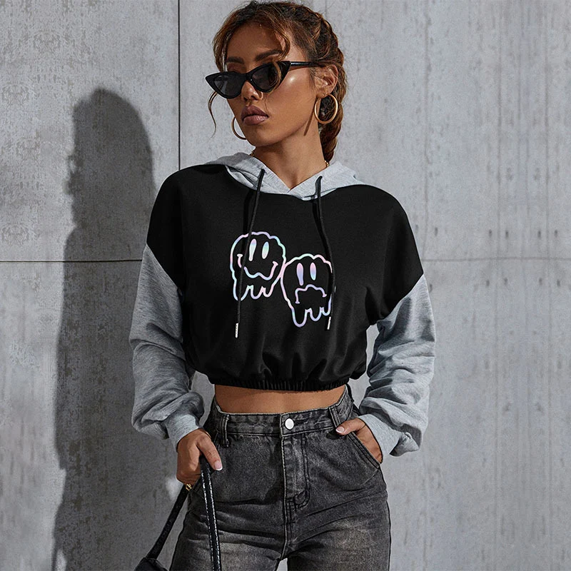 Damen Cropped Hoodie mit Kontrastärmeln, elastischem Saum und schmelzendem Smiley-Print Nord Taschen