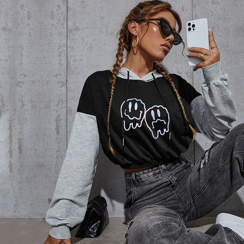 Damen Cropped Hoodie mit Kontrastärmeln, elastischem Saum und schmelzendem Smiley-Print Nord Taschen
