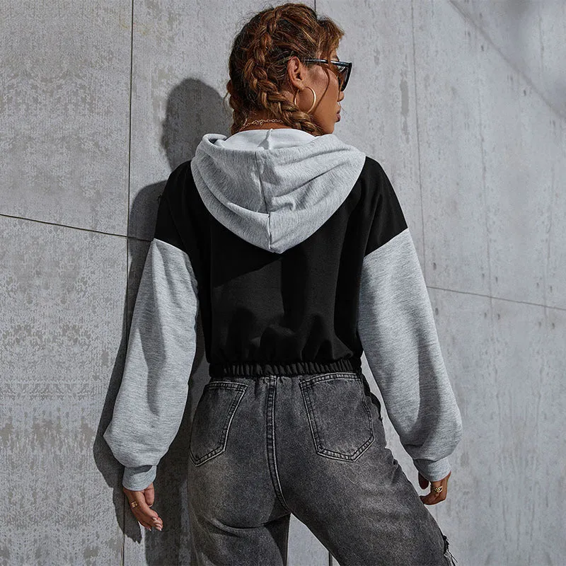 Damen Cropped Hoodie mit Kontrastärmeln, elastischem Saum und schmelzendem Smiley-Print Nord Taschen
