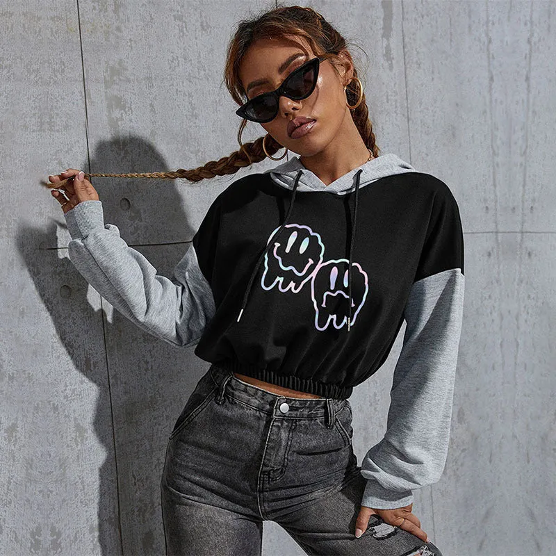Damen Cropped Hoodie mit Kontrastärmeln, elastischem Saum und schmelzendem Smiley-Print Nord Taschen
