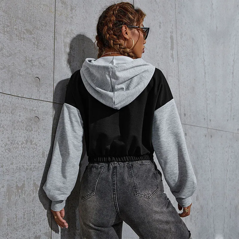 Damen Cropped Hoodie mit Kontrastärmeln, elastischem Saum und schmelzendem Smiley-Print Nord Taschen