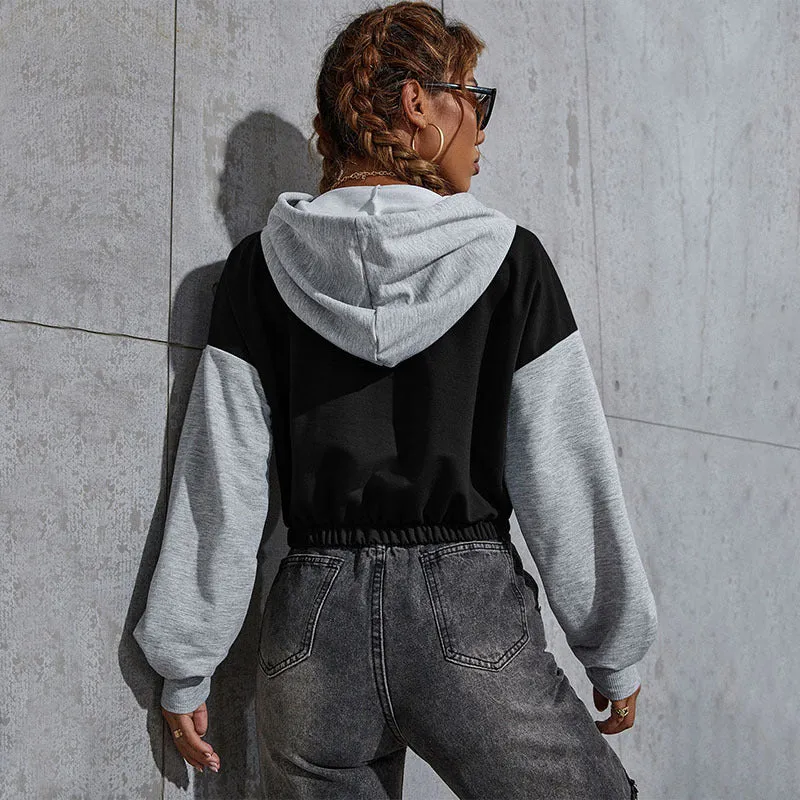 Damen Cropped Hoodie mit Kontrastärmeln, elastischem Saum und schmelzendem Smiley-Print Nord Taschen