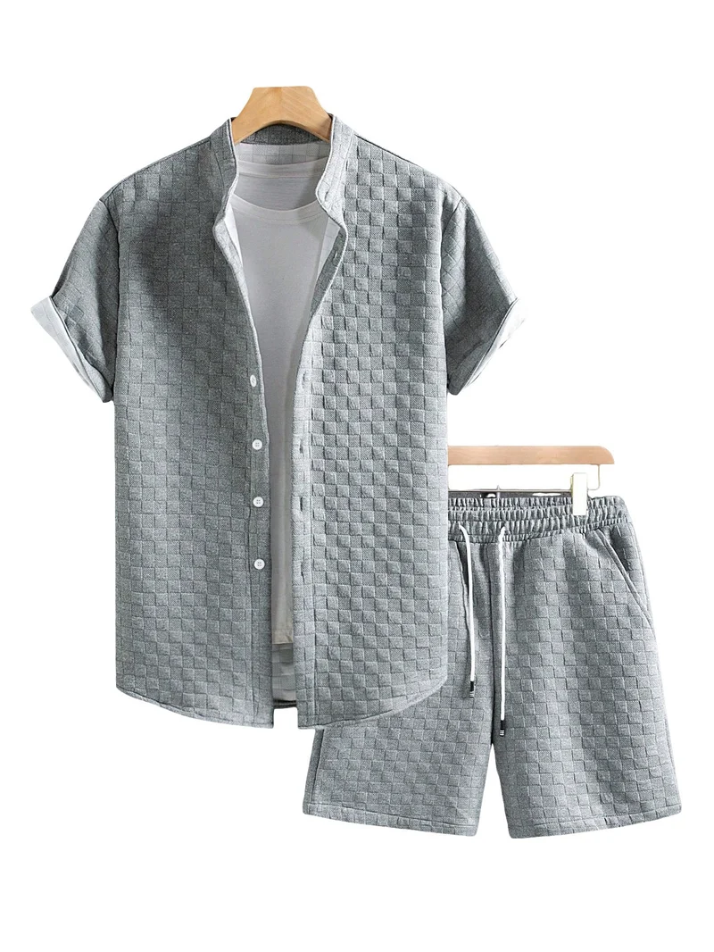 Herren nan zweiteiliges Sommerensemble mit Stehkragen-Hemdjacke und elastischen Komfort-Shorts in geprägter Karo-Textur - Arvani