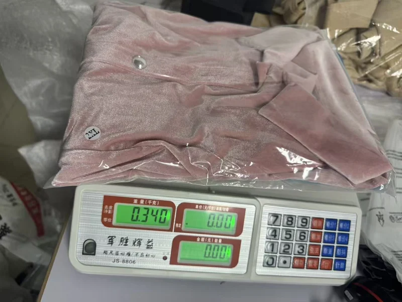Damen Samt-Bluse mit tailliertem Schnitt, Reverskragen und Volantärmeln Nord Taschen