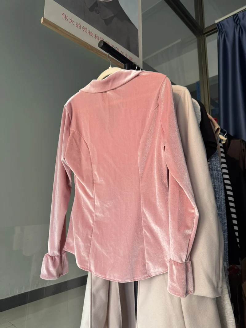 Damen Samt-Bluse mit tailliertem Schnitt, Reverskragen und Volantärmeln Nord Taschen