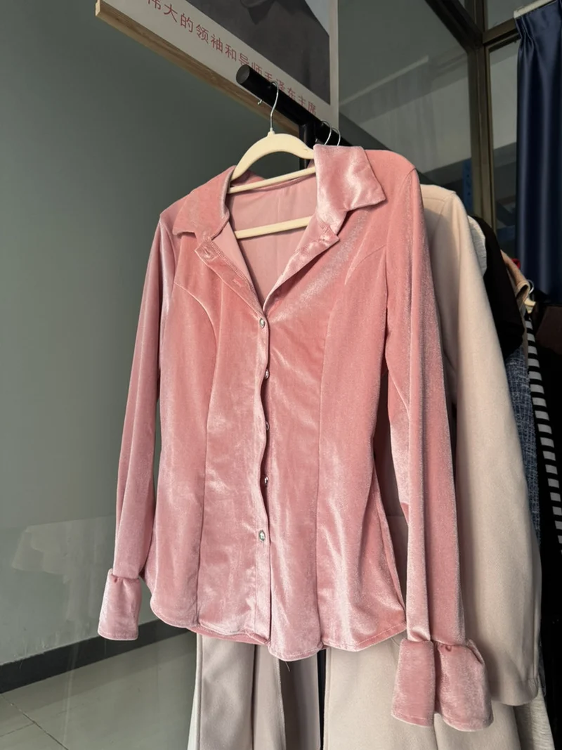 Damen Samt-Bluse mit tailliertem Schnitt, Reverskragen und Volantärmeln Nord Taschen