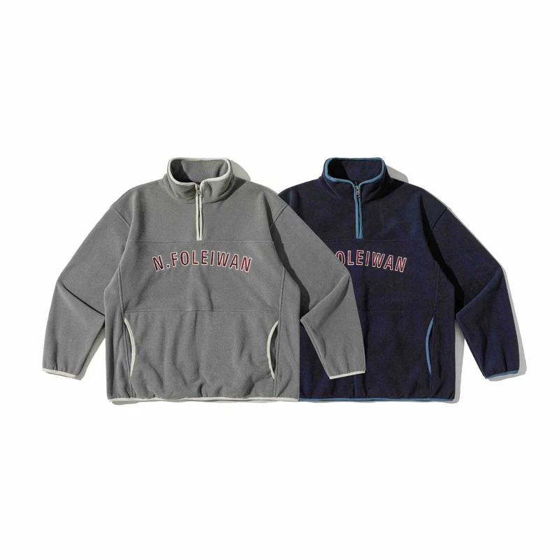 Unisex Fleece-Pullover mit halbhohem Reißverschluss, Kängurutasche und Collegestyle-Stick Nord Taschen
