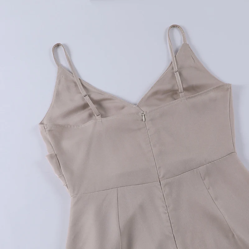 Festkleid mit Ausschnitt