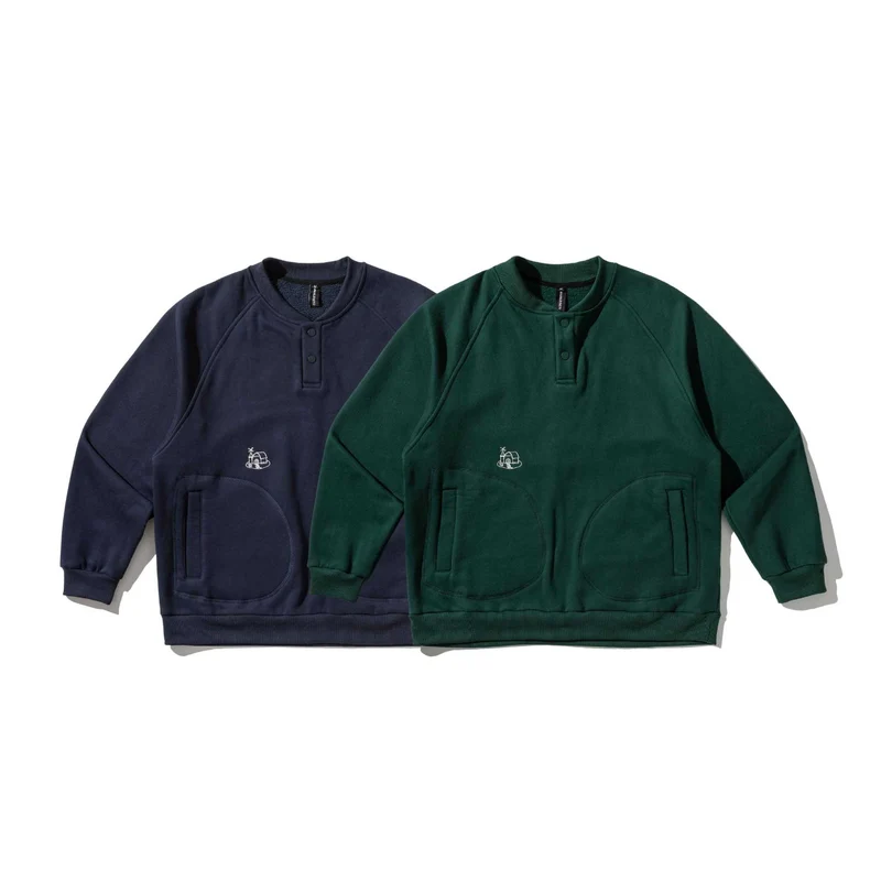 Herren Sweatshirt mit Knopfleiste im Henley‑Stil, Raglanärmeln und aufgesetzten Rundtaschen Nord Taschen