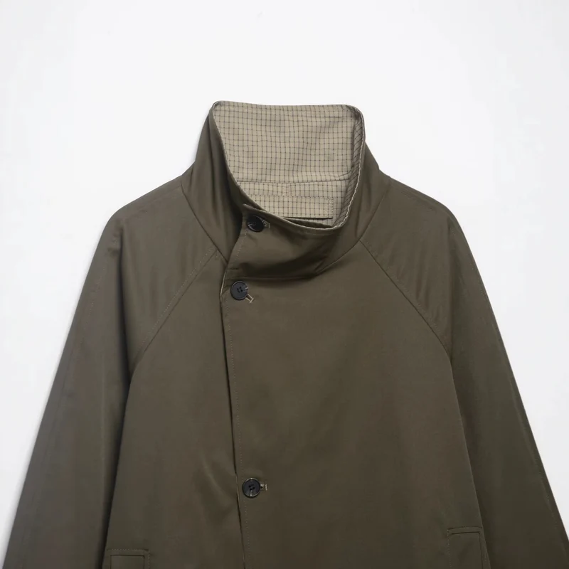 Damen kurzes Cape‑Mantel mit hohem Stehkragen, verdeckter Knopfleiste und Eingrifftaschen Nord Taschen