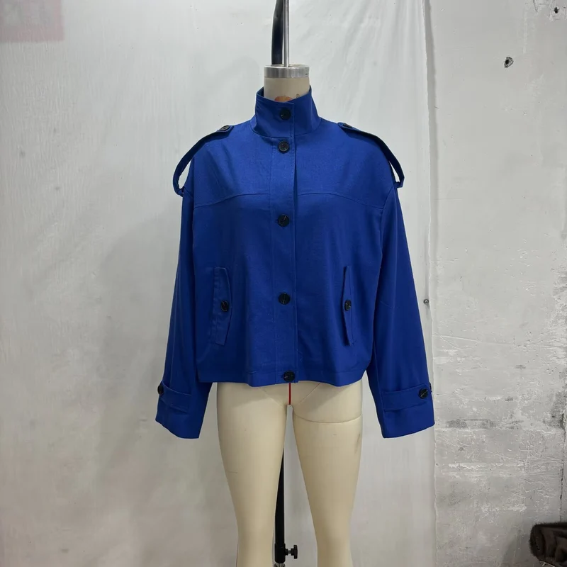 Damen Boxy-Cropped Jacke mit Stehkragen Schulterpatten und Pattentaschen Nord Taschen