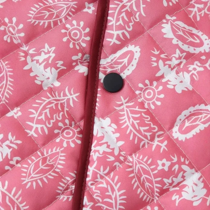 Damen gesteppte Kurzjacke mit V-Ausschnitt, Paisley‑Muster und kontrastierenden Paspeln Nord Taschen