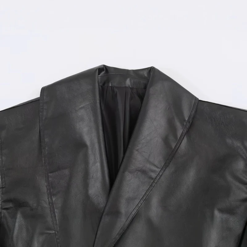 Damen Kurze Oversize-Lederoptikjacke mit weitem Schalkragen und Gürtel Nord Taschen