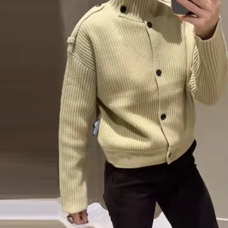 Herren Gerippte Strickjacke mit Stehkragen und Zier-Schulterriemen Nord Taschen