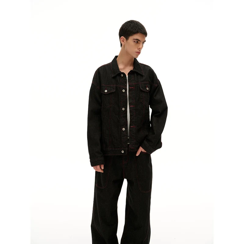 Herren Boxy‑Denimjacke mit roten Kontrastnähten und Metallknöpfen Nord Taschen