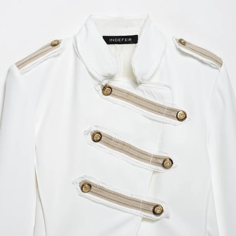 Damen kurz geschnittener militärinspirierter Blazer mit Zierknopfleisten und Epauletten Nord Taschen