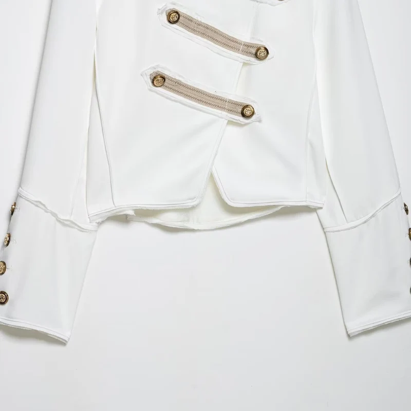 Damen kurz geschnittener militärinspirierter Blazer mit Zierknopfleisten und Epauletten Nord Taschen