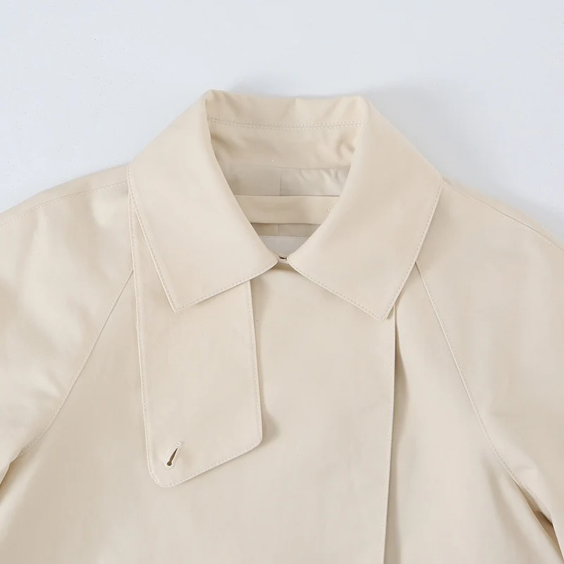 Damen Kurz geschnittene Trenchjacke mit asymmetrischer Knopfleiste und Hemdkragen Nord Taschen