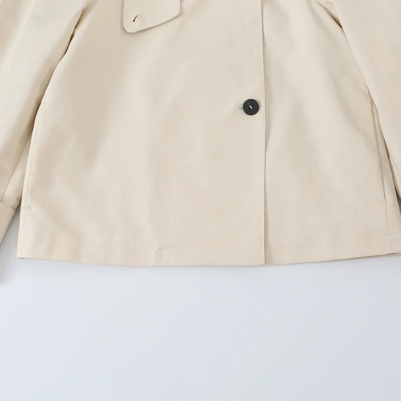 Damen Kurz geschnittene Trenchjacke mit asymmetrischer Knopfleiste und Hemdkragen Nord Taschen