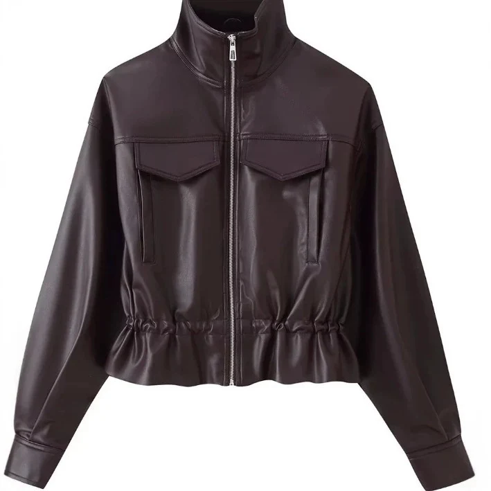 Damen gekürzte Kunstlederjacke mit Stehkragen, Reißverschluss und taillierendem Smok Nord Taschen