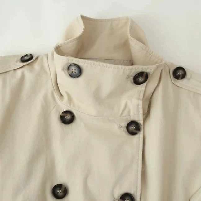 Damen Gekürzte doppeltreihige Trenchjacke mit Stehkragen, Epauletten und elastischem Saum Nord Taschen